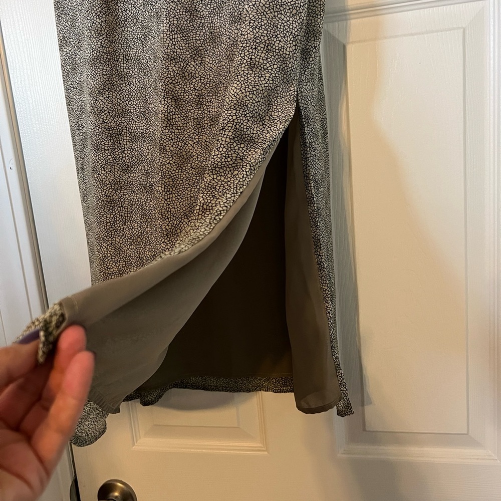 Cute Kathie Lee collection pencil skirt with slits on each side.